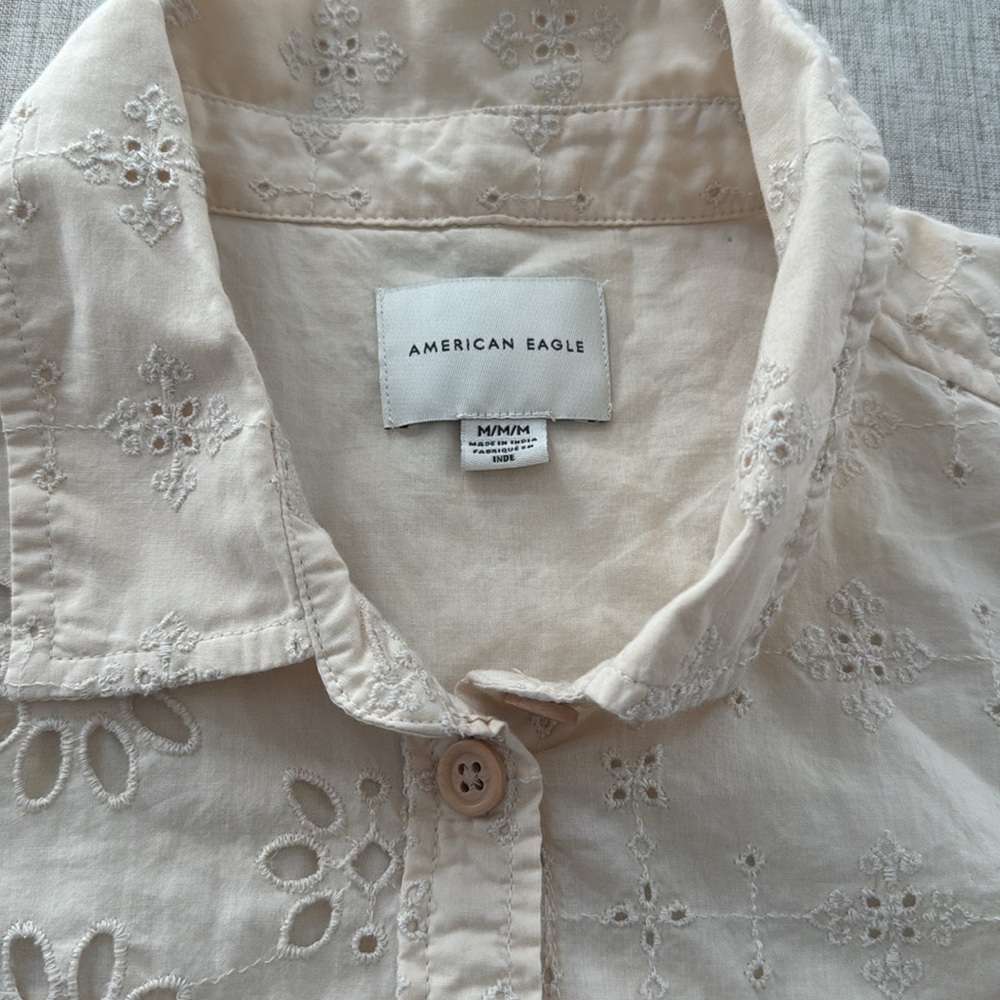 American Eagle Cream Eyelet Button Down Shirt Women’s‎ Size Medium - Picture 3 of 9
